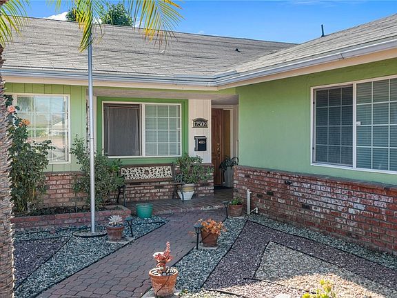 4th image of 17509 Balfern Ave