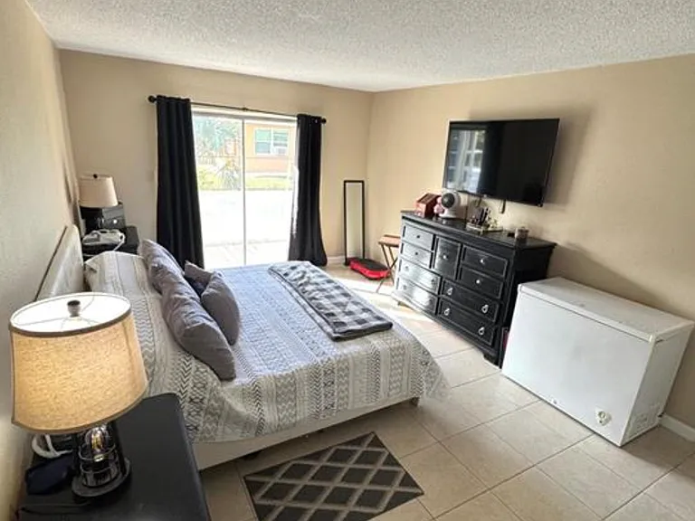 4906 Victoria Dr #108 — Photo 8