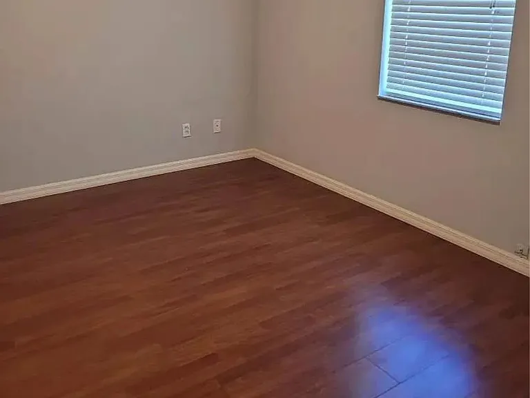 1011 Grove Dr — Photo 3