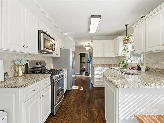 4th image of 4002 Windward Dr