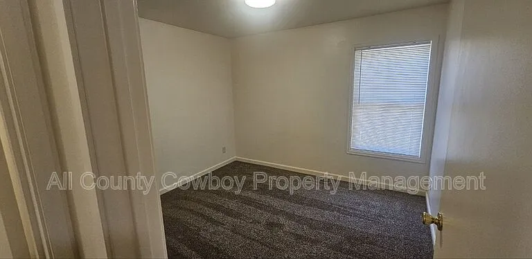 1017 E 8th St — Photo 7