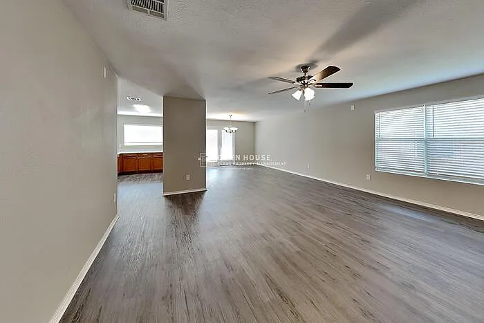 3 bed, 2.0 bath, 1654 sqft, $2,075 — Photo 4