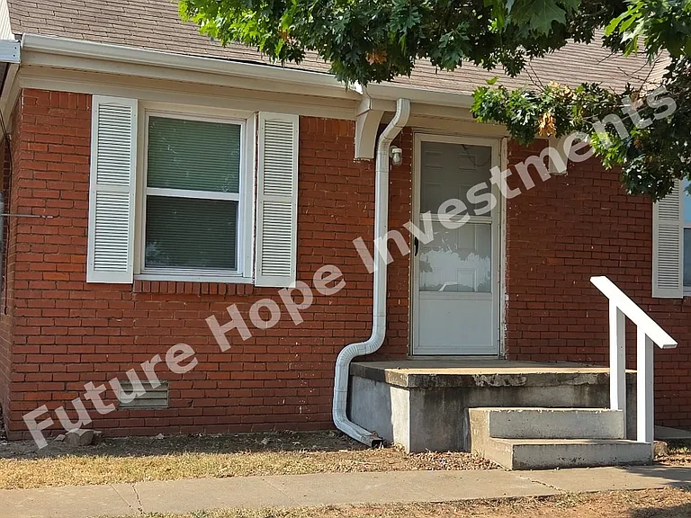 1308 SW 38th St — Photo 1