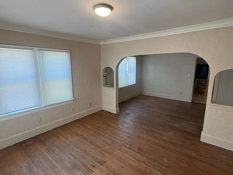 2207 N Ellis St — Photo 3