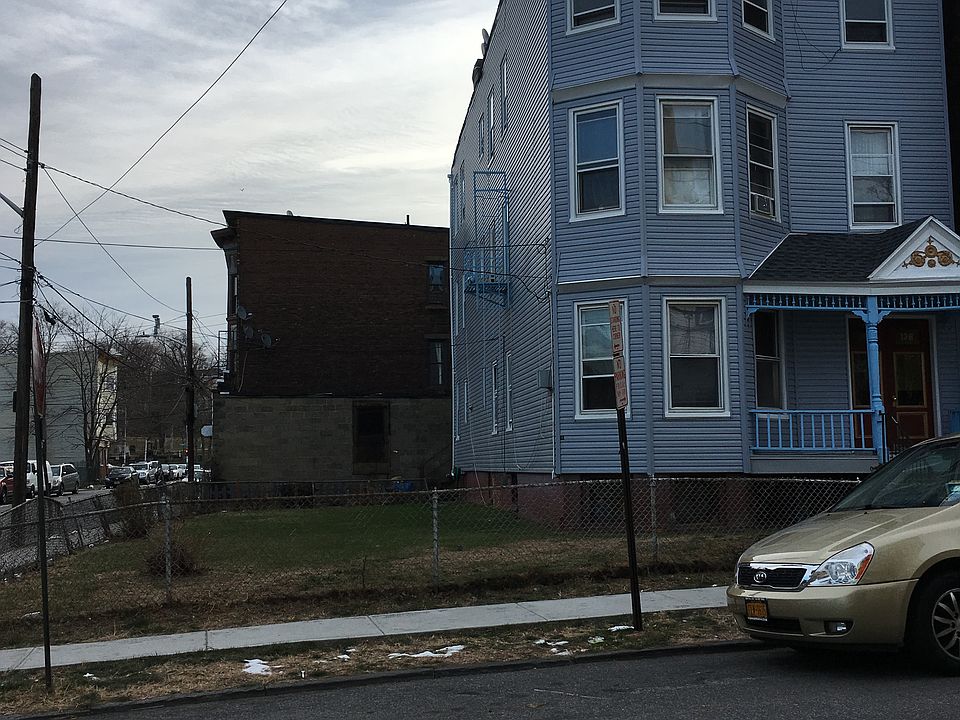 1st image of 134 Hawthorne Ave
