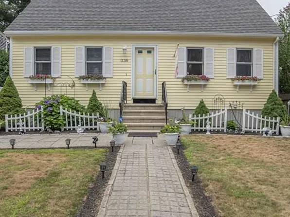 1138 Sassaquin Ave, New Bedford, MA 02745