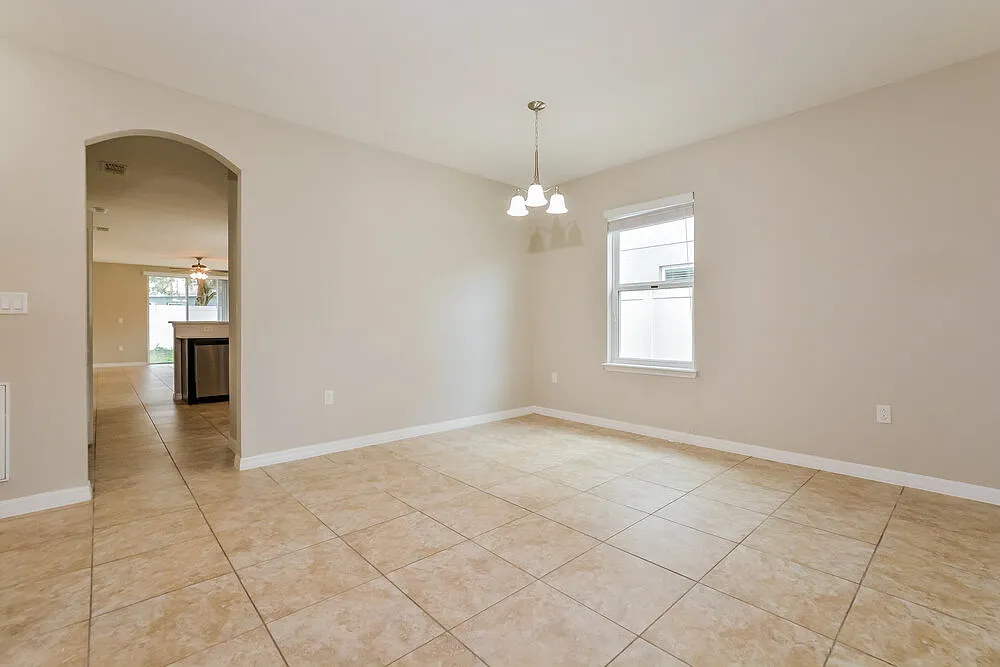 4 bed, 2.0 bath, 1976 sqft, $2,135 — Photo 4