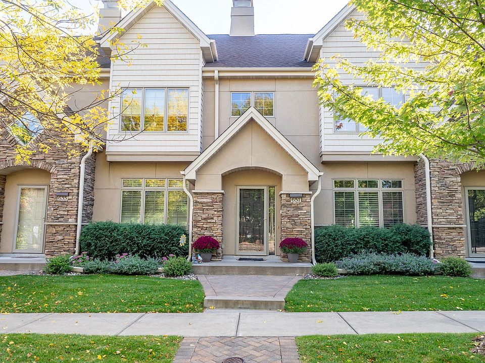 Amazing two-story townhome in high-demand Willoughby neighborhood.