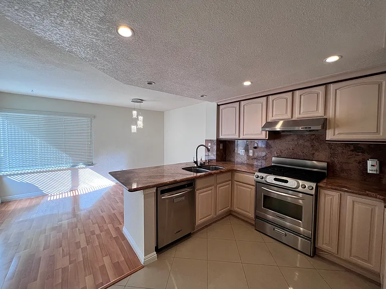 20821 E Crest Ln — Photo 3