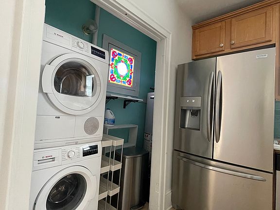 3rd image of 976 Boulevard Se Dr