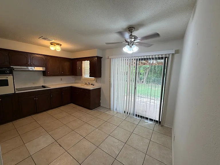 1011 Raleigh Cir — Photo 6
