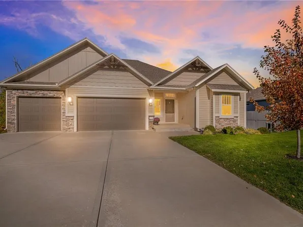 804 NW Hickory Ridge Dr, Grain Valley, MO 64029