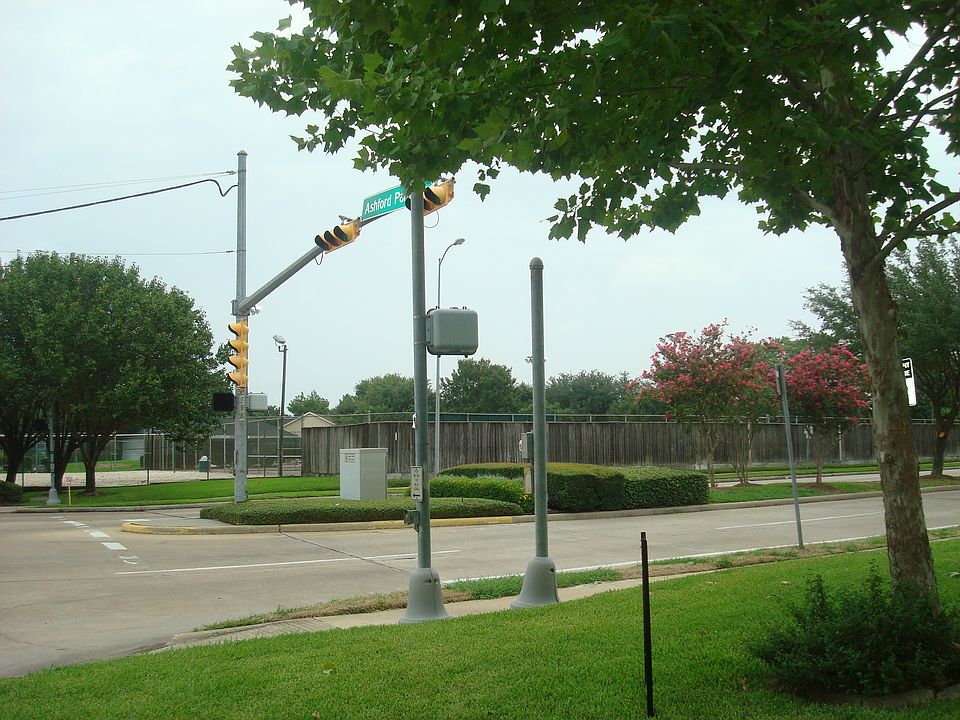 2nd image of 3203 Ashford Park Dr
