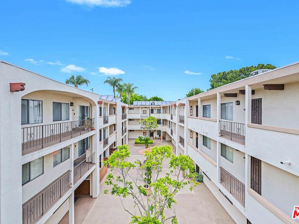 1st image of 12801 Moorpark St Unit 308