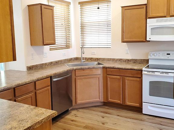 3rd image of 3944 E LESLIE Drive E