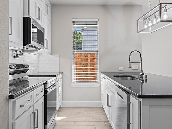 4th image of 510 W 4th St