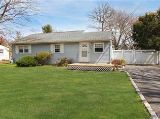 19 Audrey Ln, Centereach, NY 11720