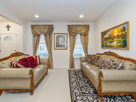 3rd image of 5949 Courtyard Cres