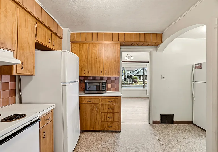 808 E Mission Ave — Photo 4