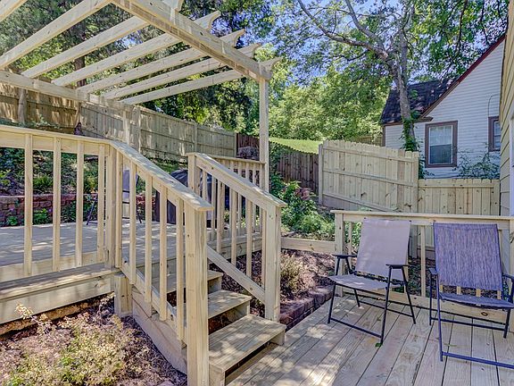 2nd image of 1401 Wisteria Dr