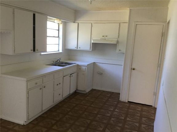4th image of 1015 Daniels Dr