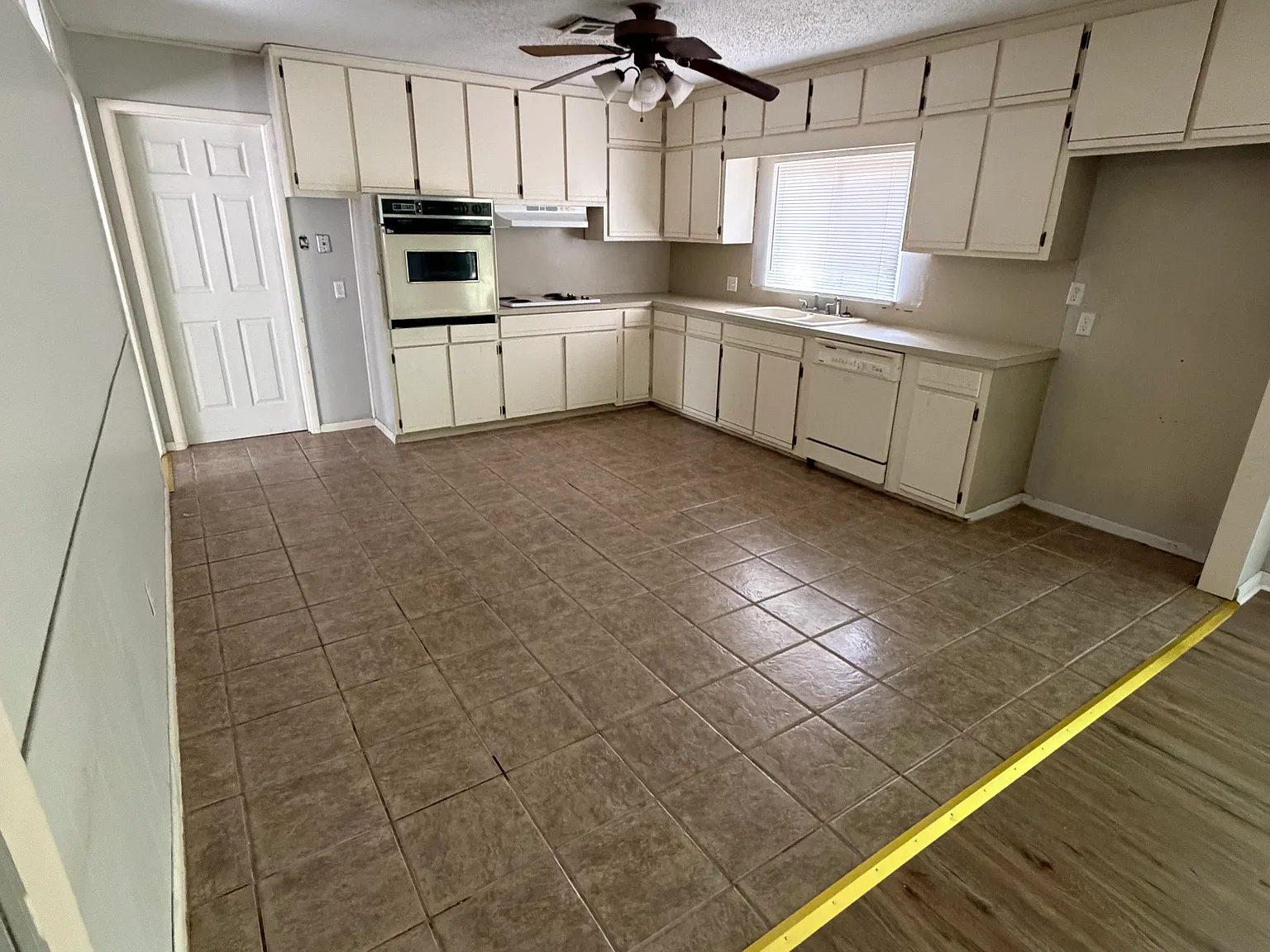3 bed, 1100 sqft, $1,100 — Photo 1