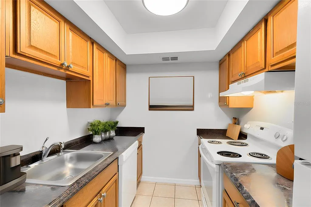 2 bed, 2.0 bath, 935 sqft, $1,395 — Photo 2