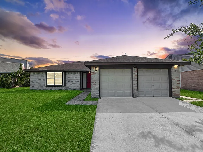 1911 Hammerwood Dr — Photo 1