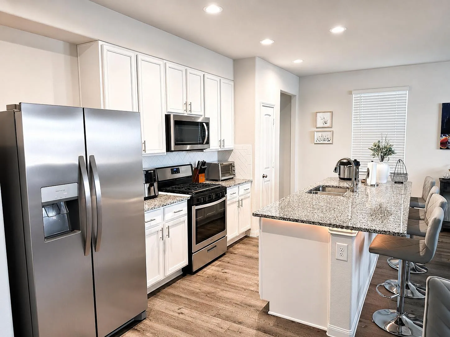 3 bed, 2.5 bath, 1759 sqft, $2,100 — Photo 2