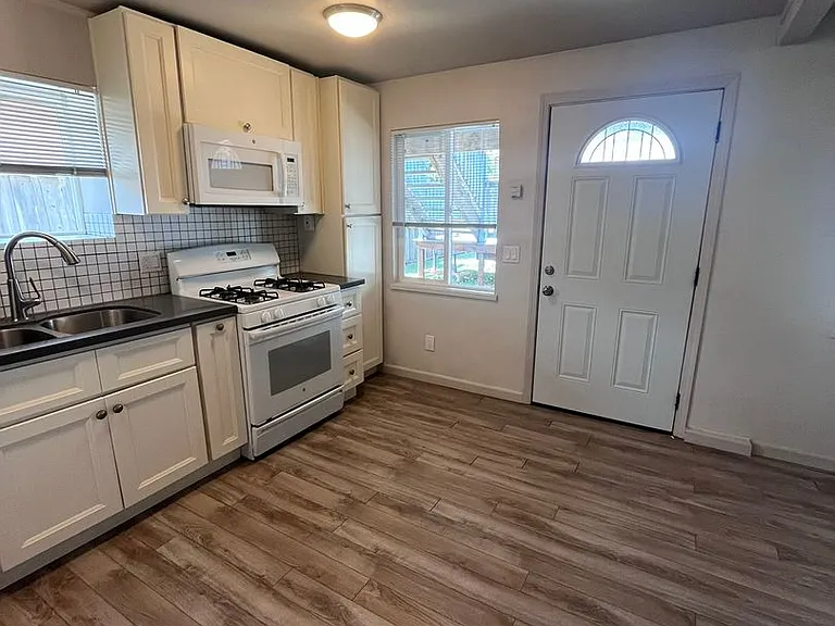553-557 Silver Strand Blvd — Photo 5