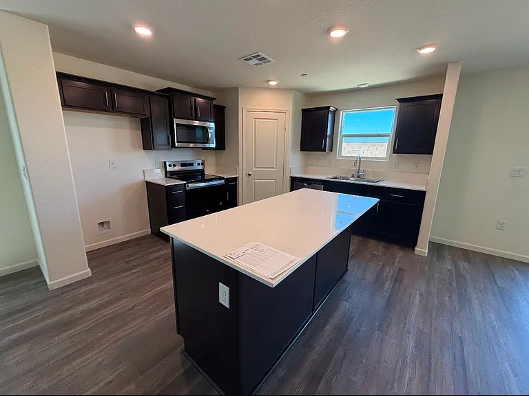 2437 W Newton Ave — Photo 9