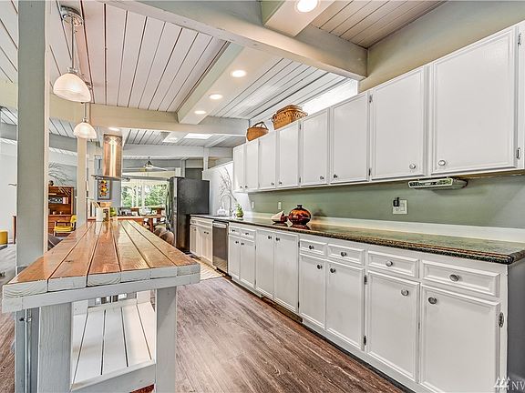 Kitchen has a two-sided bar area, great for entertaining or daily meal times.