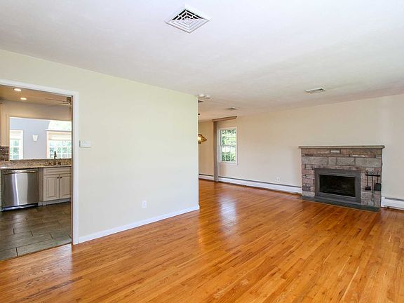 4th image of 6 N Jackson Dr