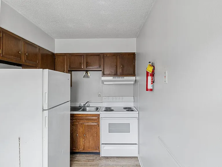 University Apartments — Photo 14