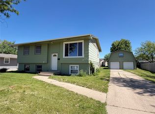 1900 Daleview Dr, Marion, IA 52302