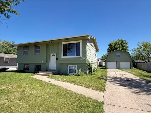 1900 Daleview Dr, Marion, IA 52302