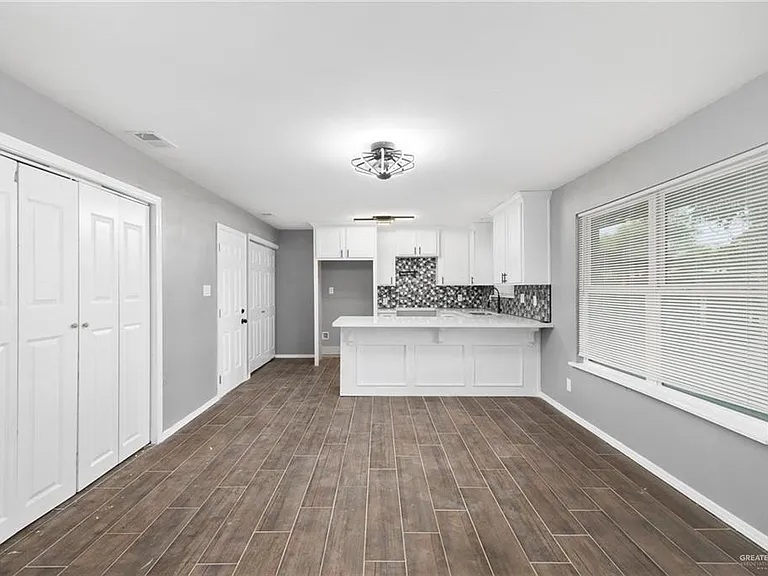 302 Stacie Ln — Photo 2