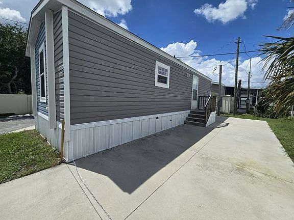 5th image of 4125 Park St N #201