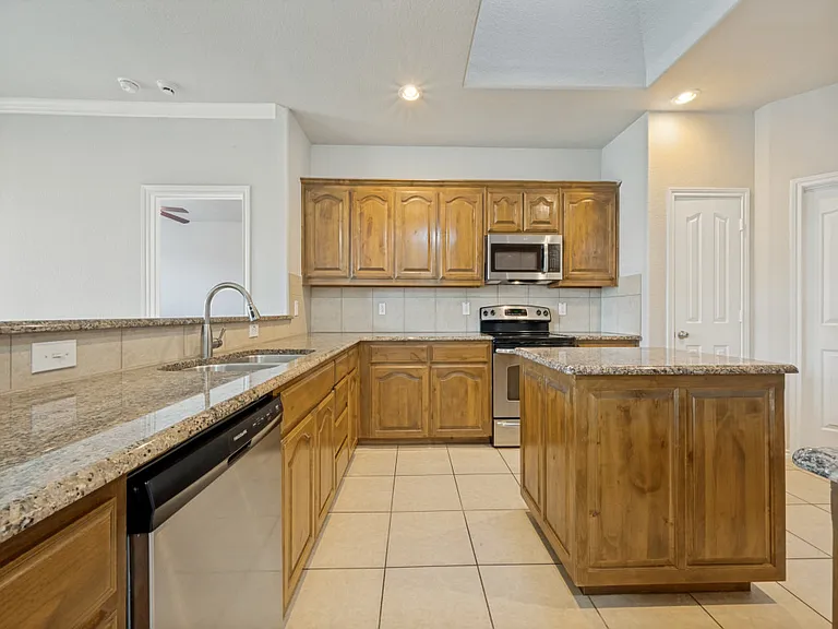 3213 Hornbeam St — Photo 9