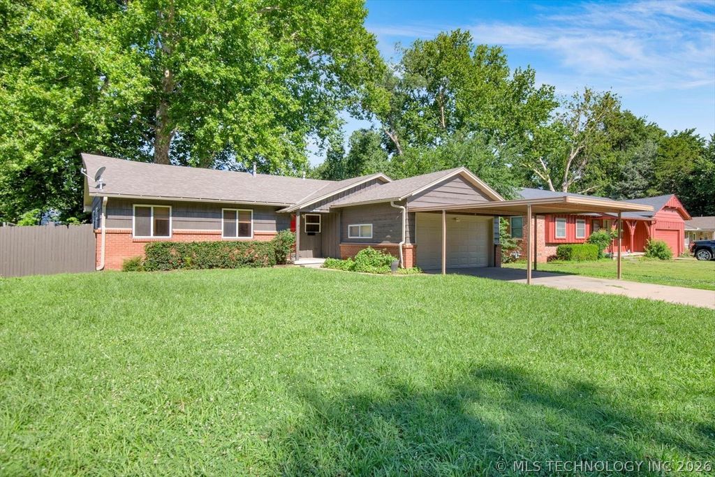 421 Yale Dr, Bartlesville, OK - View 2
