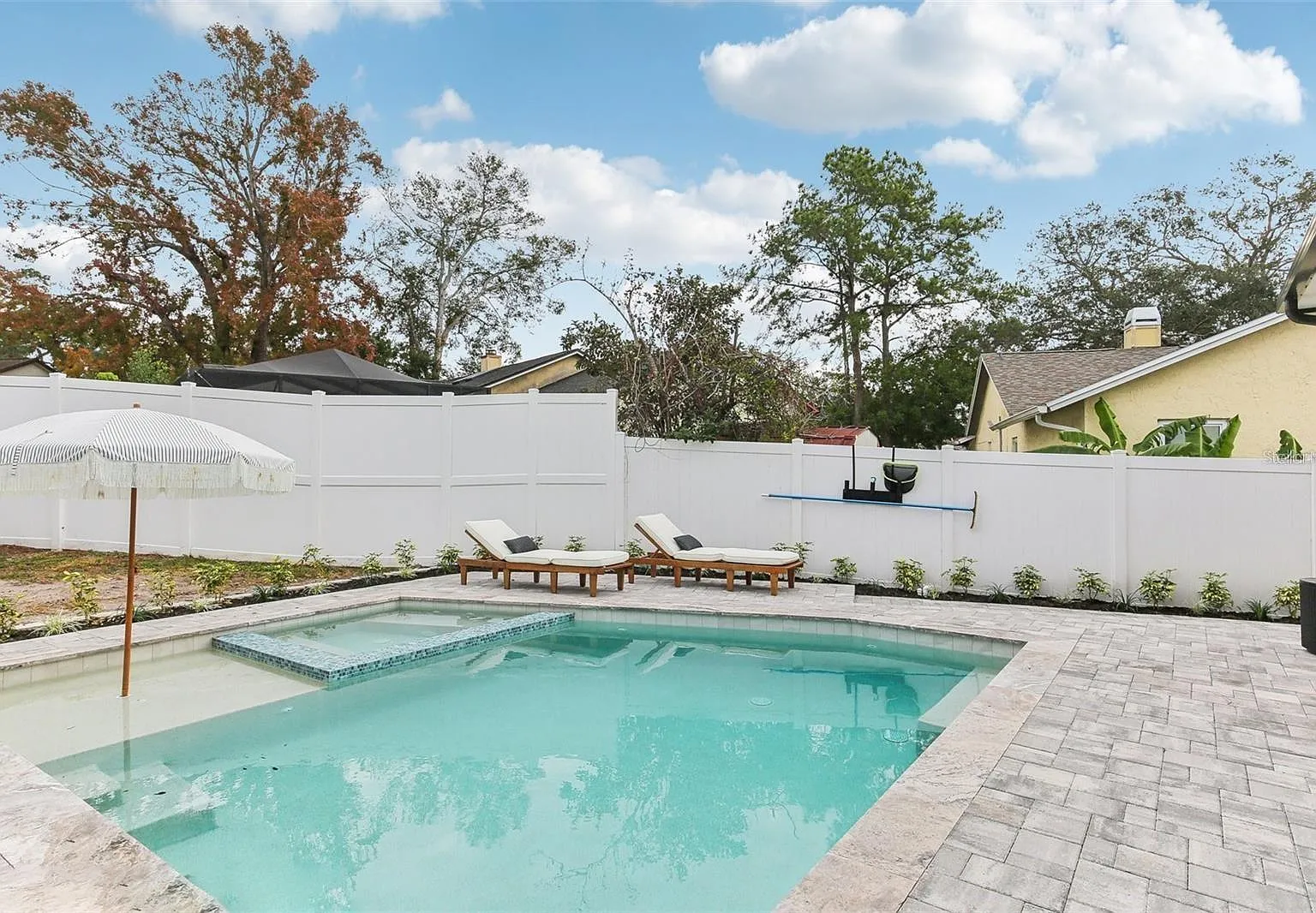 4 bed, 2.0 bath, 1682 sqft, $5,000 — Photo 2