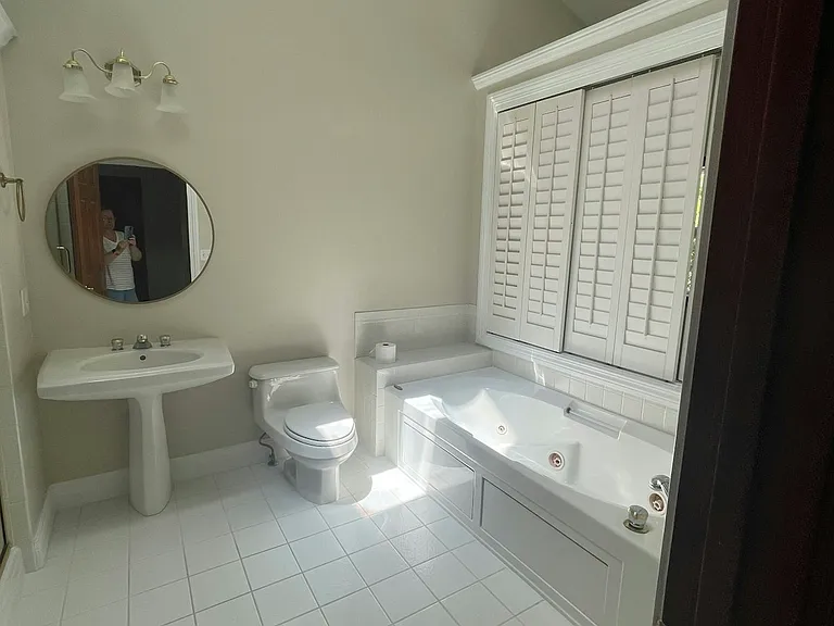 4390 N River Rd — Photo 27