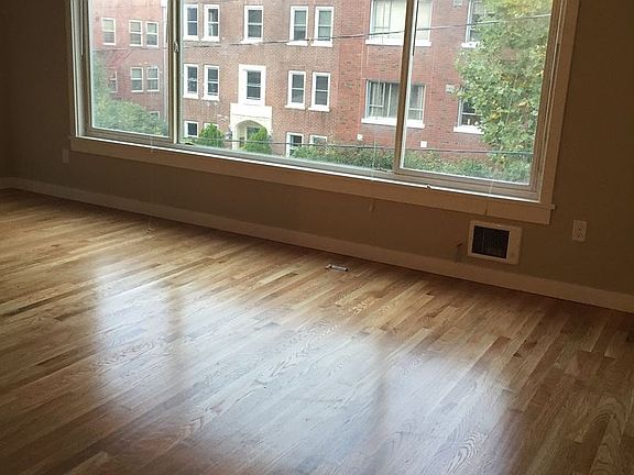 3rd image of 1221 Queen Anne Ave N APT 404