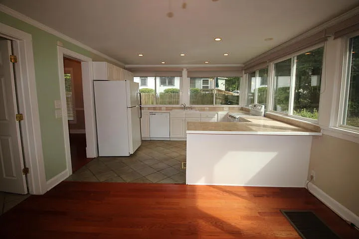 390 W Connecticut Ave — Photo 4