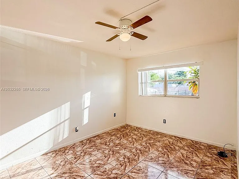 3721 SW 54th Ave — Photo 3