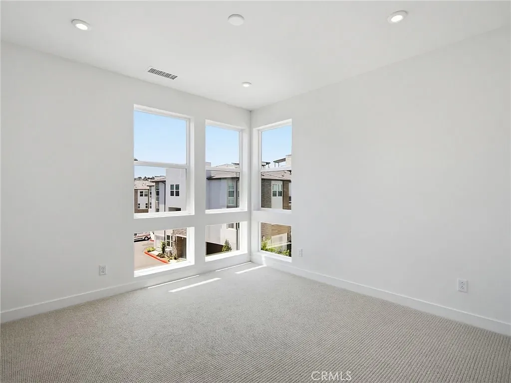 3 bed, 2.5 bath, 1458 sqft, $3,750 — Photo 4