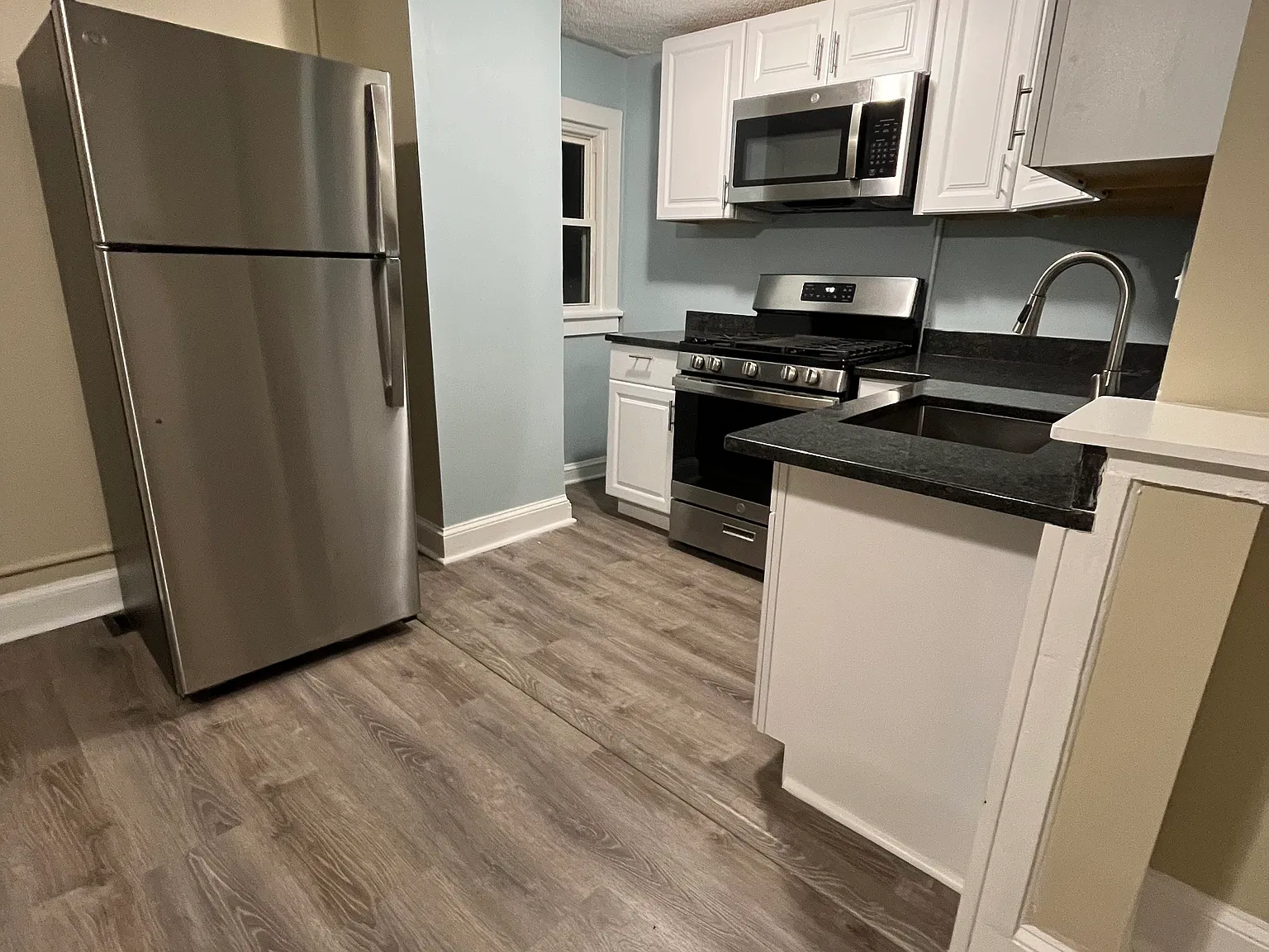 Studio, 950 sqft, $1,025 — Photo 3