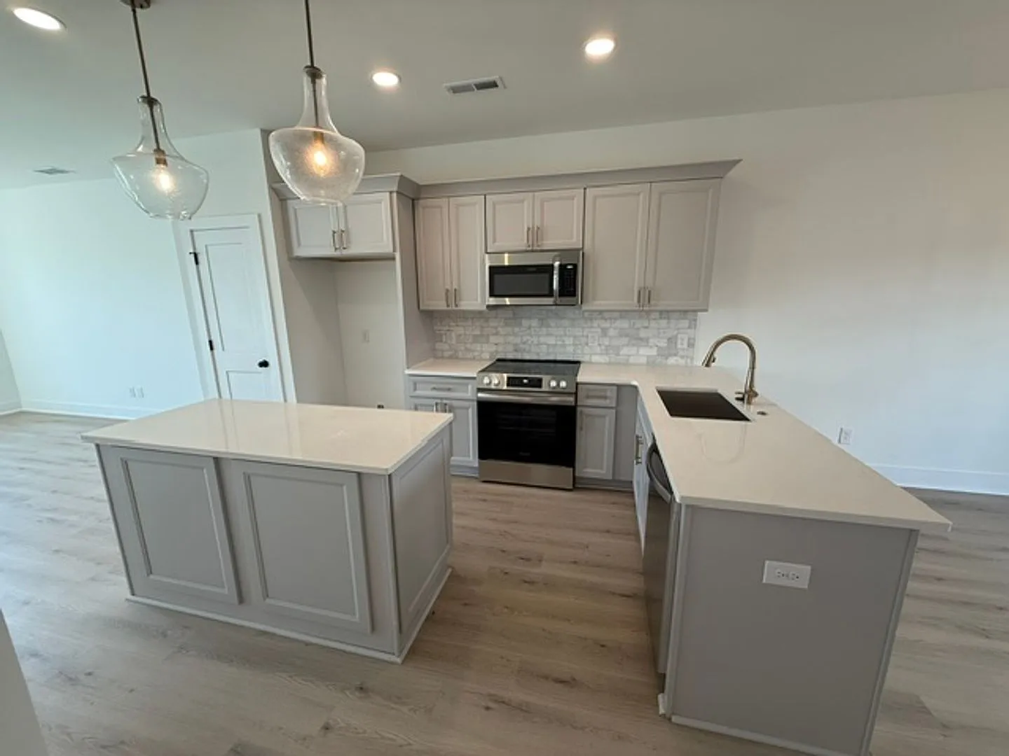 2 BR/2.5BA | Modern Townhome| 2-Car Garage + rooftop terrace — Photo 4