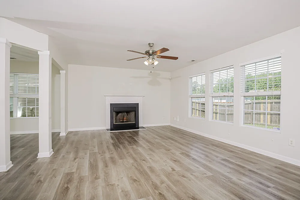 3 bed, 2.5 bath, 2271 sqft, $2,045 — Photo 4