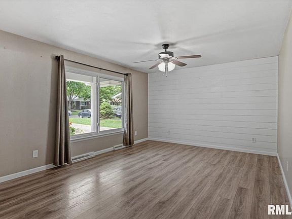 5th image of 10 Burr Oak Dr